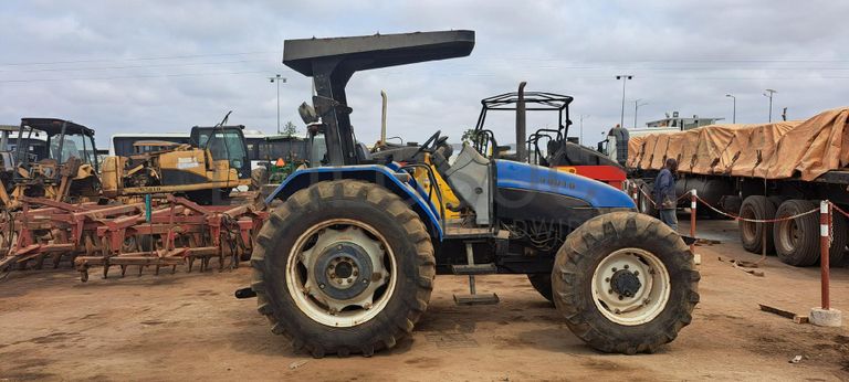 Trator agrícola NEW HOLLAND TD80 D · Viana