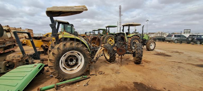 Trator agrícola CLAAS 230 · Viana