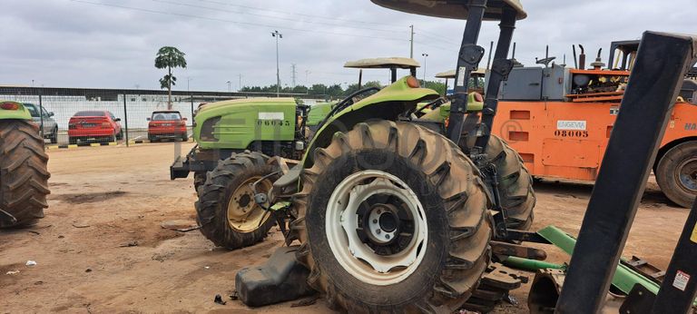 Trator agrícola CLAAS 230 · Viana