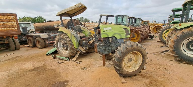 Trator agrícola CLAAS 230 · Viana