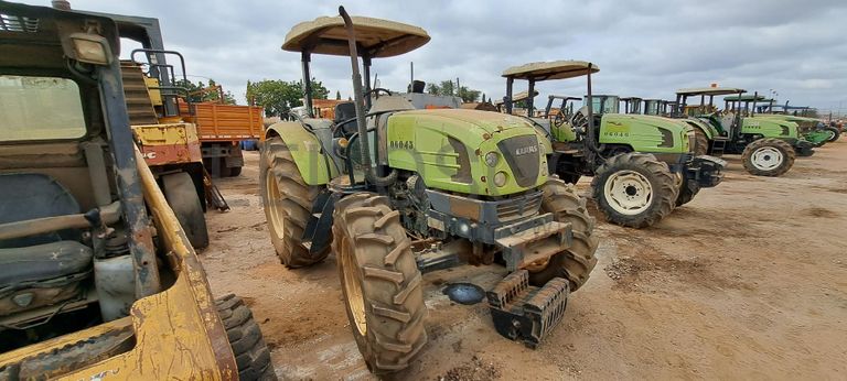 Trator agrícola CLAAS 230 · Viana
