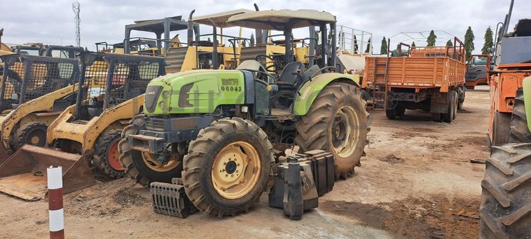 Trator agrícola CLAAS 230 · Viana