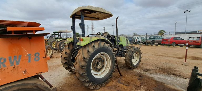 Trator agrícola CLAAS 230 · Viana