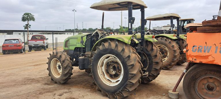 Trator agrícola CLAAS 230 · Viana