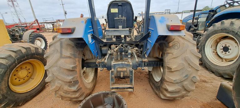 Trator agrícola NEW HOLLAND TL75E · Viana