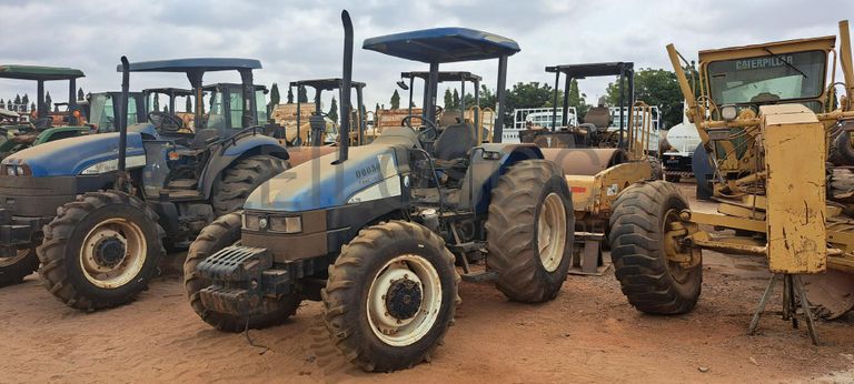Trator agrícola NEW HOLLAND TL75E · Viana