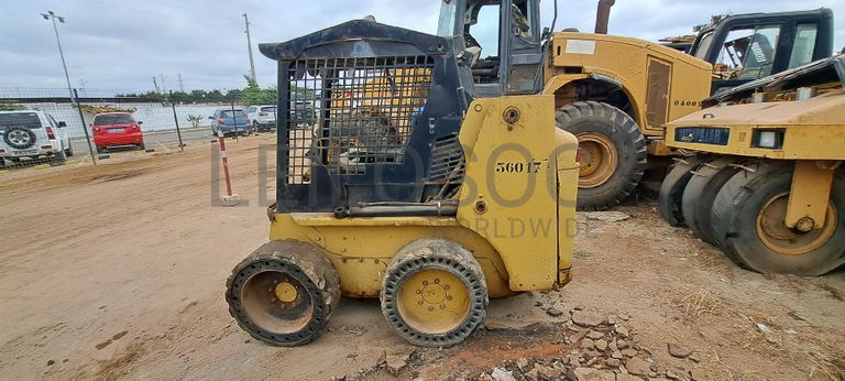 Mini pá carregadora CATERPILLAR 226B · Viana