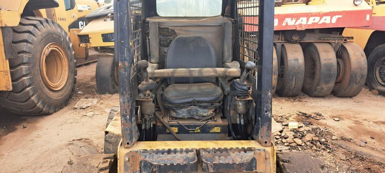 Mini pá carregadora CATERPILLAR 226B · Viana