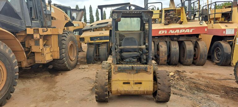 Mini pá carregadora CATERPILLAR 226B · Viana