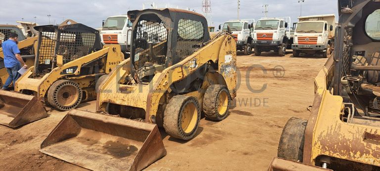 Mini pá carregadora CATERPILLAR 246C · Viana