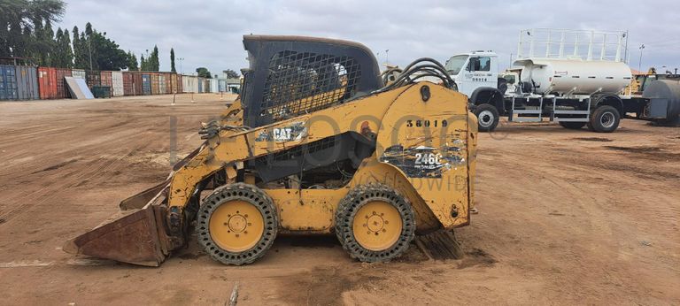 Mini pá carregadora CATERPILLAR 246C · Viana