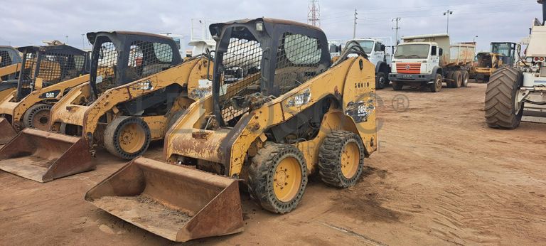 Mini pá carregadora CATERPILLAR 246C · Viana