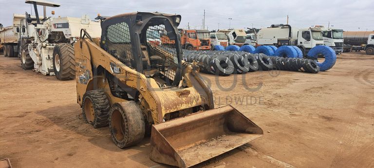 Mini pá carregadora CATERPILLAR 246C · Viana