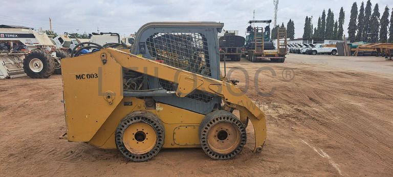 Mini pá carregadora CATERPILLAR 246C · Viana