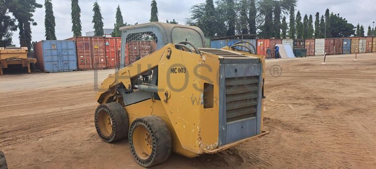 Mini pá carregadora CATERPILLAR 246C · Viana