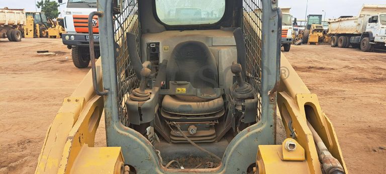 Mini pá carregadora CATERPILLAR 246C · Viana