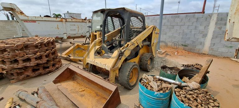 Mini pá carregadora CATERPILLAR 246C · Viana