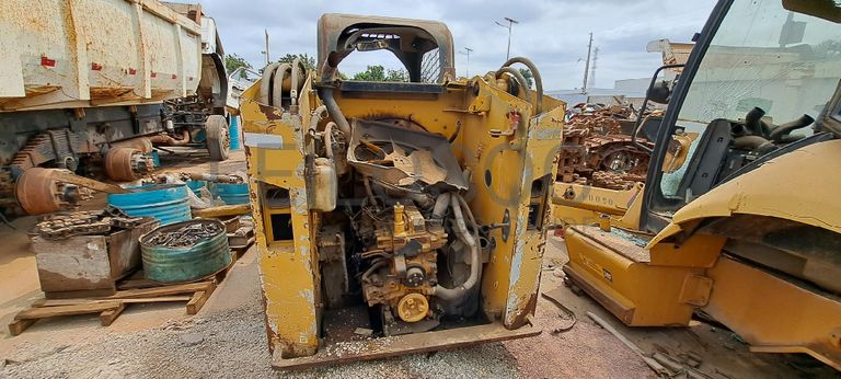 Mini pá carregadora CATERPILLAR 246C · Viana