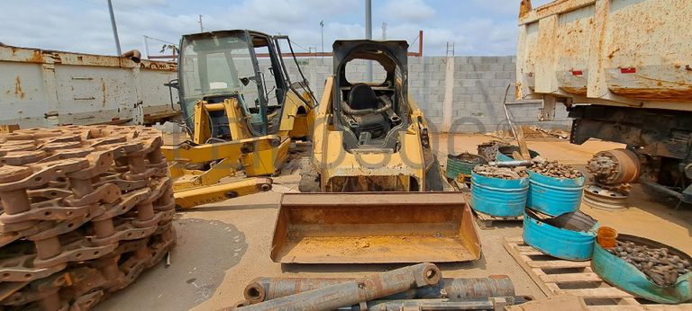 Mini pá carregadora CATERPILLAR 246C · Viana