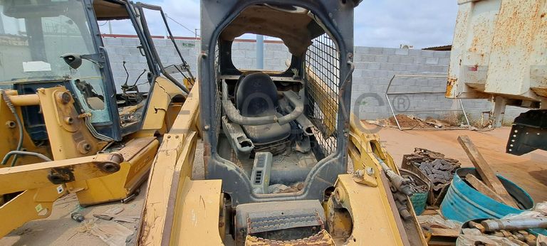 Mini pá carregadora CATERPILLAR 246C · Viana