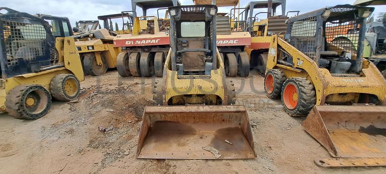 Mini pá carregadora CATERPILLAR 246C · Viana