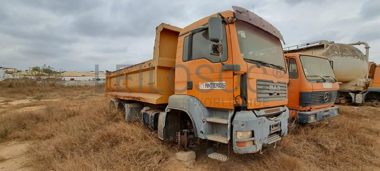 Camião basculante MAN · Belas