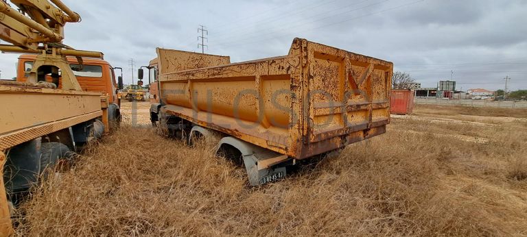 Camião basculante MAN · Belas
