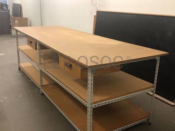 Mesa de Trabalho e Material de Apoio à Costura