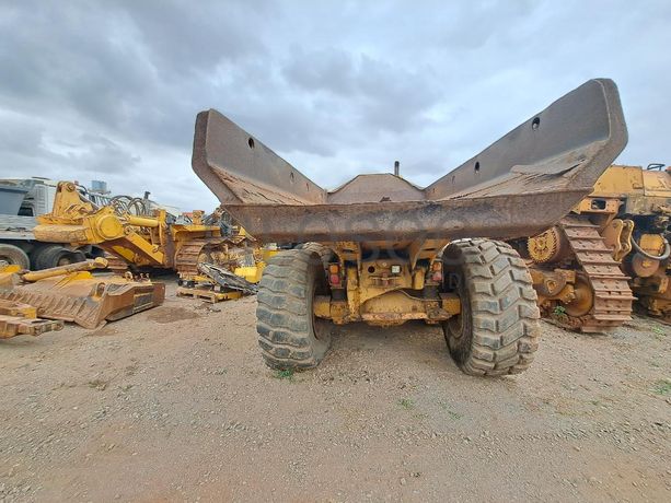 Dumper (30T) CATERPILLAR 725 · Viana