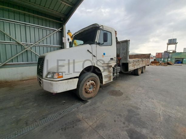 Camião (26T) c/ Braço Hidráulico VOLVO NH 12 ·