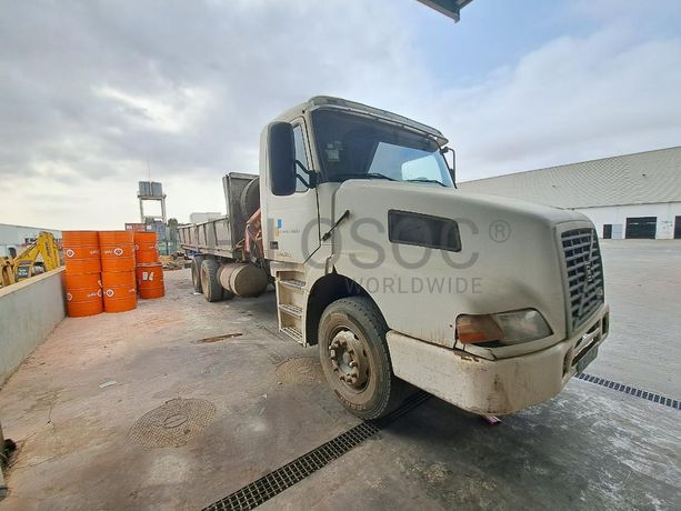 Camião (26T) c/ Braço Hidráulico VOLVO NH 12 ·