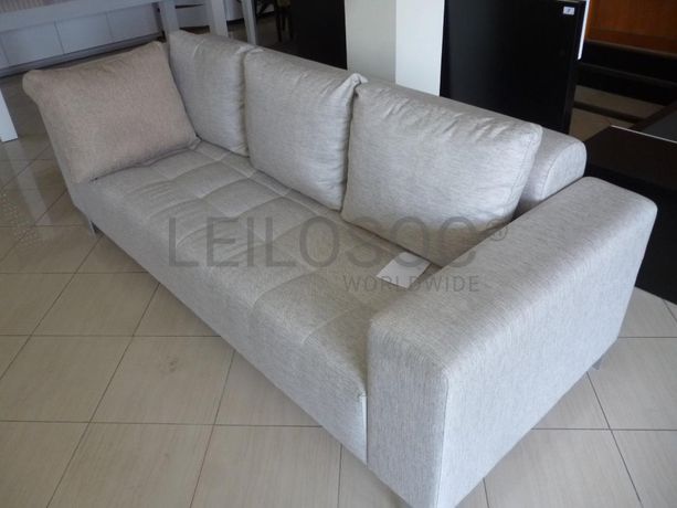 Sofá, pufs e mesas de centro