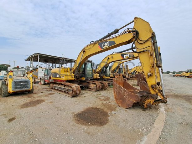 Escavadora (25 Ton.) CATERPILLAR 323D L · Viana