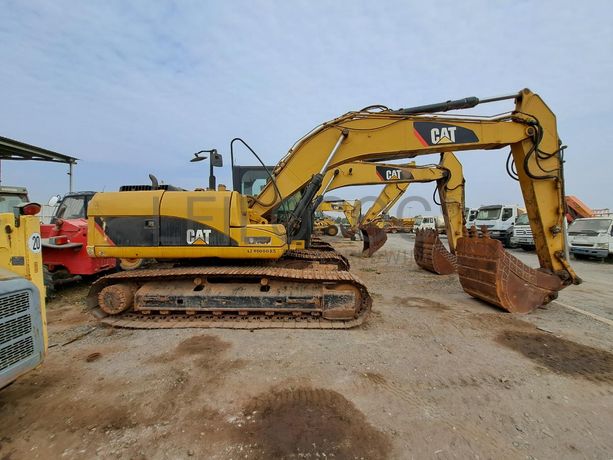 Escavadora (25 Ton.) CATERPILLAR 323D L · Viana