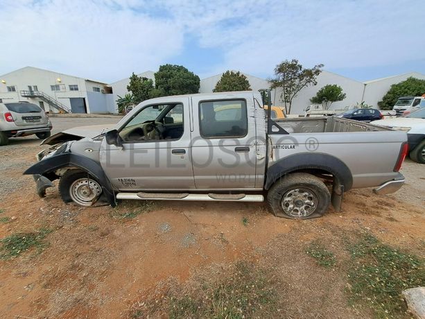 Pick-up NISSAN HARDBODY 4x4 D/C · Viana