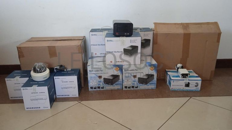 Câmeras de vigilância + Equipamentos de vigilância + Equipamentos de vigilância + Equipamentos de vigilância + Equipamentos de vigilância + Equipamentos de vigilância ·