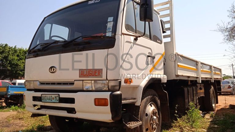 Camião Nissan UD 520 ·