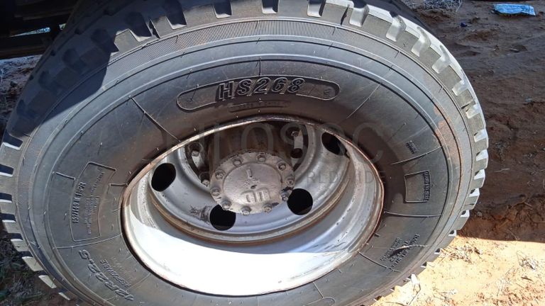 Camião Nissan UD 520 ·