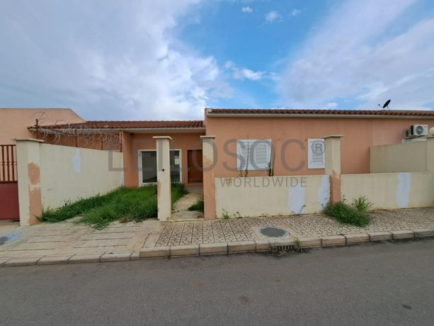 LOTE ÚNICO - 04 MORADIAS – VIANA, LUANDA