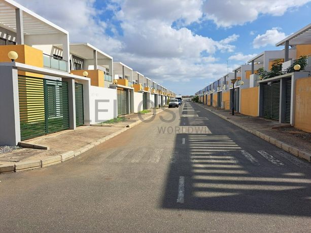 LOTE ÚNICO - 15 MORADIAS – VIANA, LUANDA · Viana