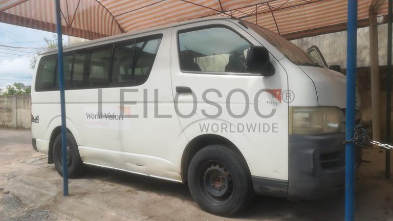 Minibus de marca Toyota Hiace ·