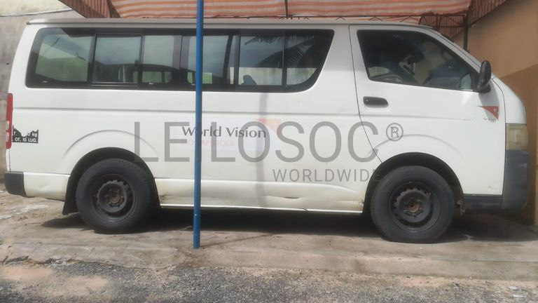 Minibus de marca Toyota Hiace ·