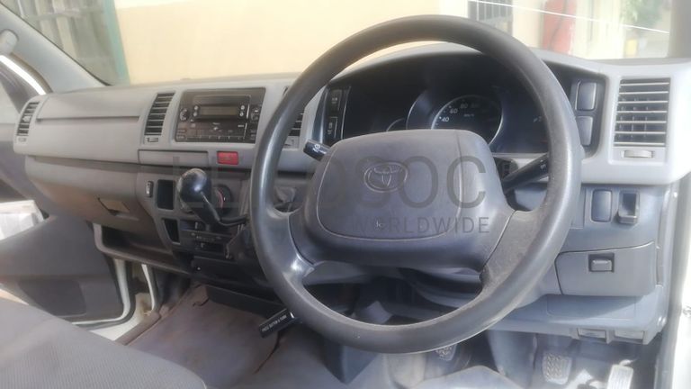 Minibus de marca Toyota Hiace ·