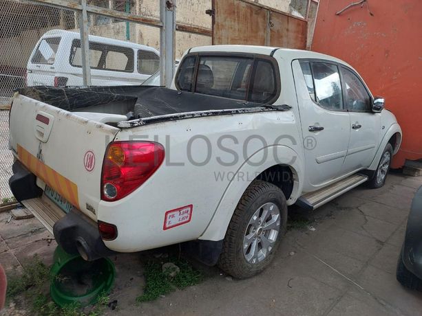 Mitsubishi Triton ·