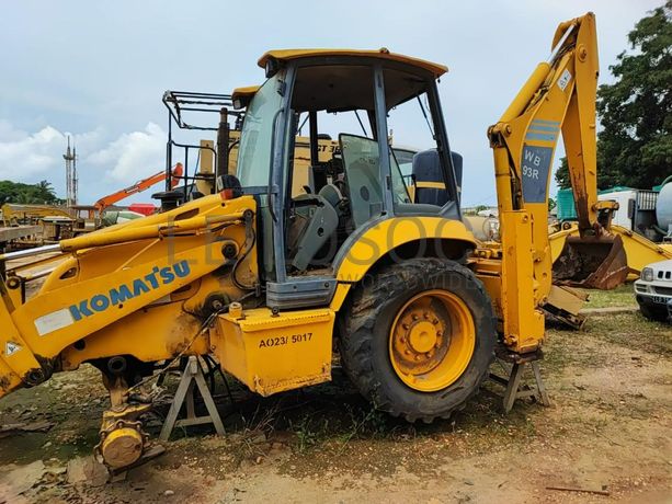 Retroescavadora KOMATSU WB93R-5 · CABINDA