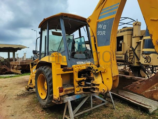 Retroescavadora KOMATSU WB93R-5 · CABINDA