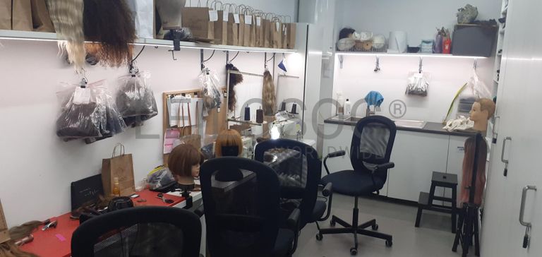 Stock de cabelo, perucas, linhas e tintas de cabelo · Mobiliário · Equipamentos · Indústria de Cabeleireiros