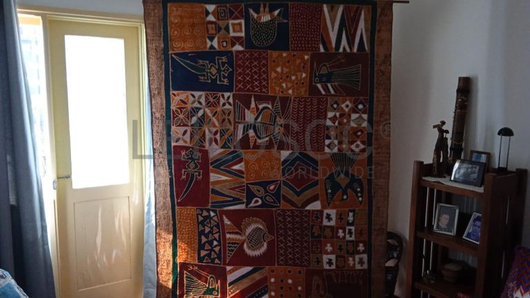 Tela com 1,47m, de largura, e 2m de comprimento. ·