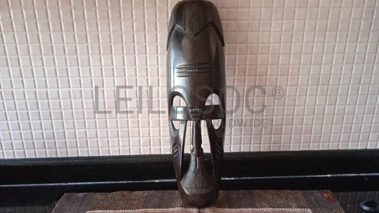 Máscara de pau preto. ·