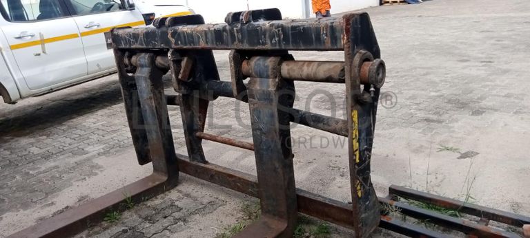 Empilhador Telescópico MANITOU MHT 10210 ·